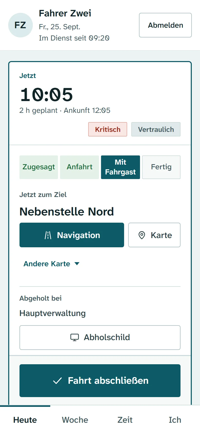 Fahrerportal auf dem Handy: Kopf mit Kürzel und Name des Fahrers, darunter die nächste Fahrt groß mit Abholzeit, Abholort und den Knöpfen Navigation, Karte und Losfahren, unten die Reiter Heute, Woche, Zeit und Ich.