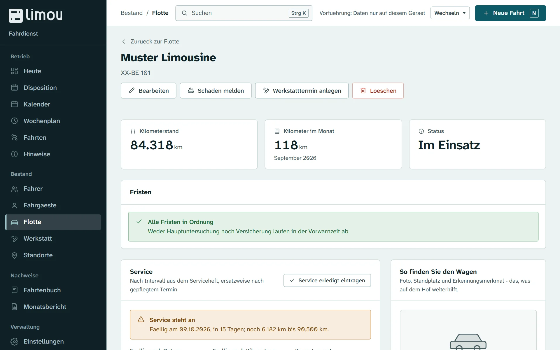 Fahrzeugakte eines Beispielfahrzeugs: Kilometerstand, Kilometer im Monat und Status, darunter Fristen, ein anstehender Service und die Schadensliste.